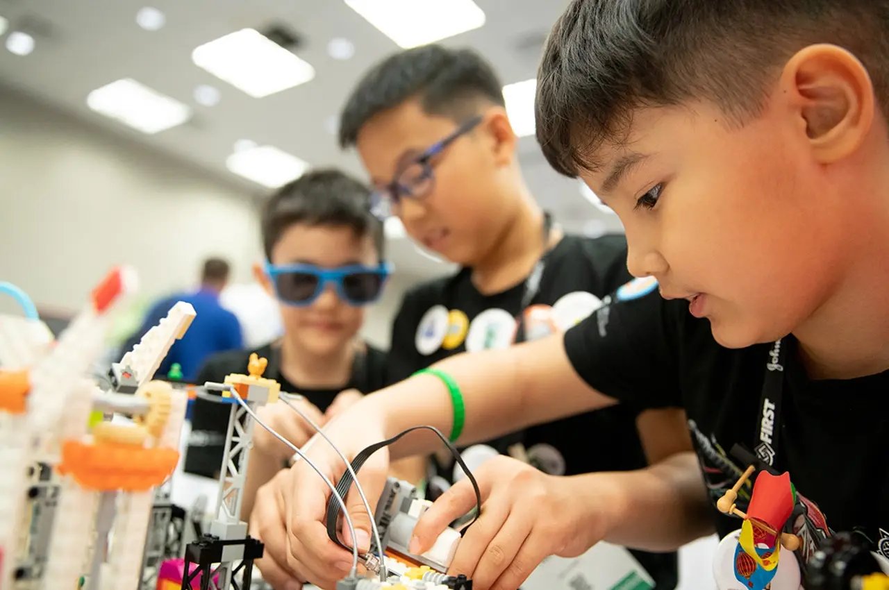 A FIRST team examines their build